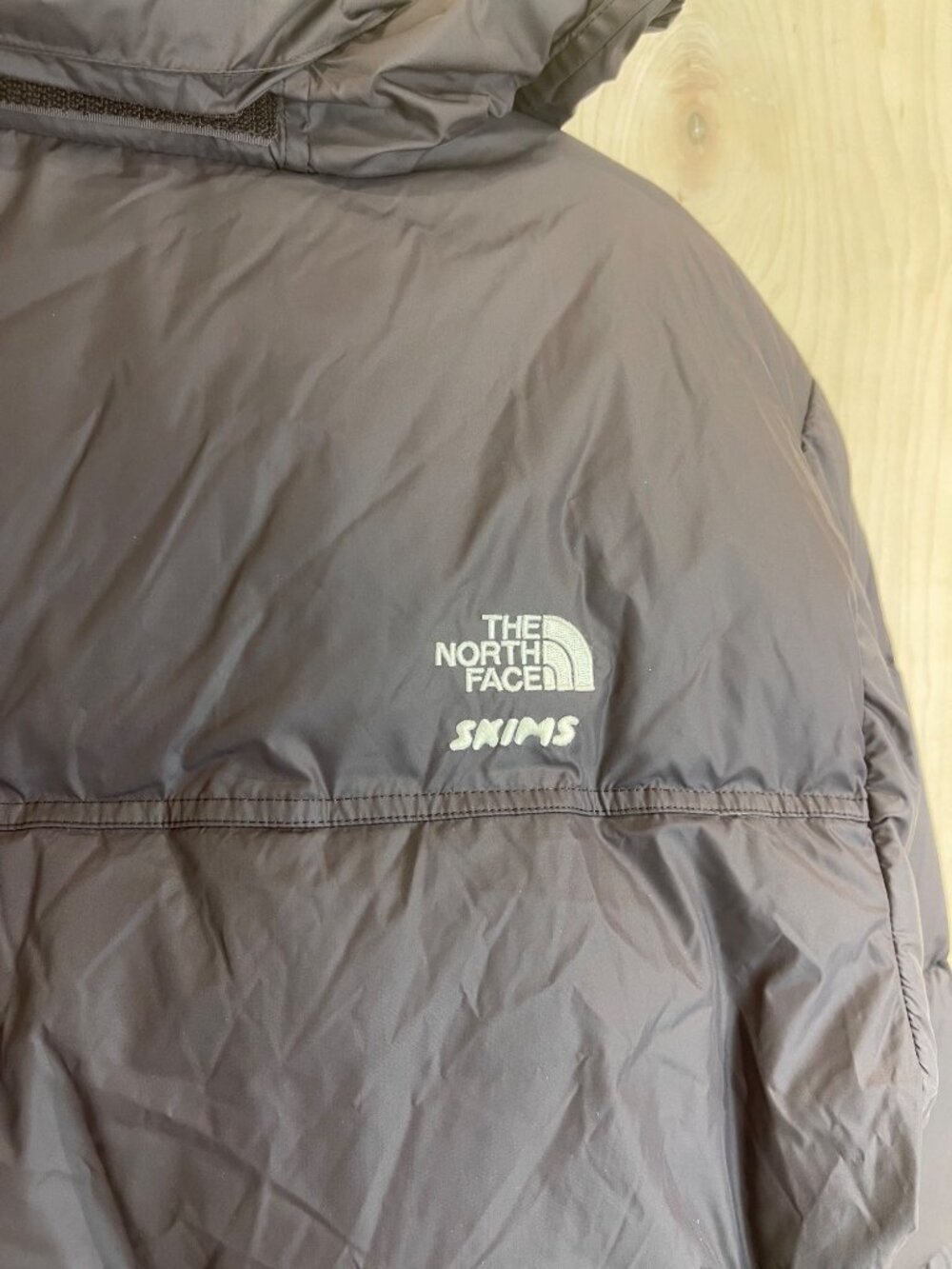 NEW SKIMS x THE NORTH FACE 2000 RETRO NUPTSE 700 PHOENIX JACKET XS - Picture 7 of 7
